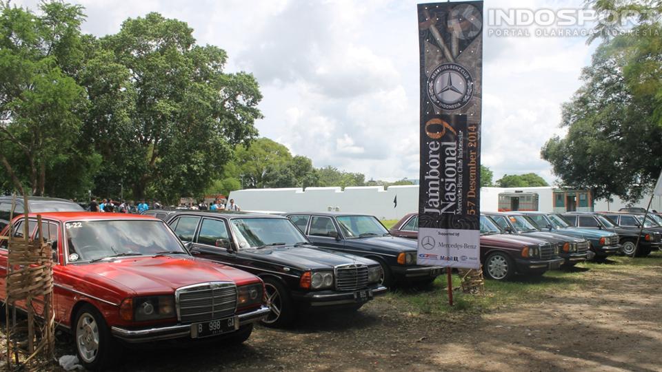 Beberapa mobil Mercedes-Benz peserta MBCI IX yang sedang terparkir dengan gagah di kawasan luar benteng Vastenburg, Solo.